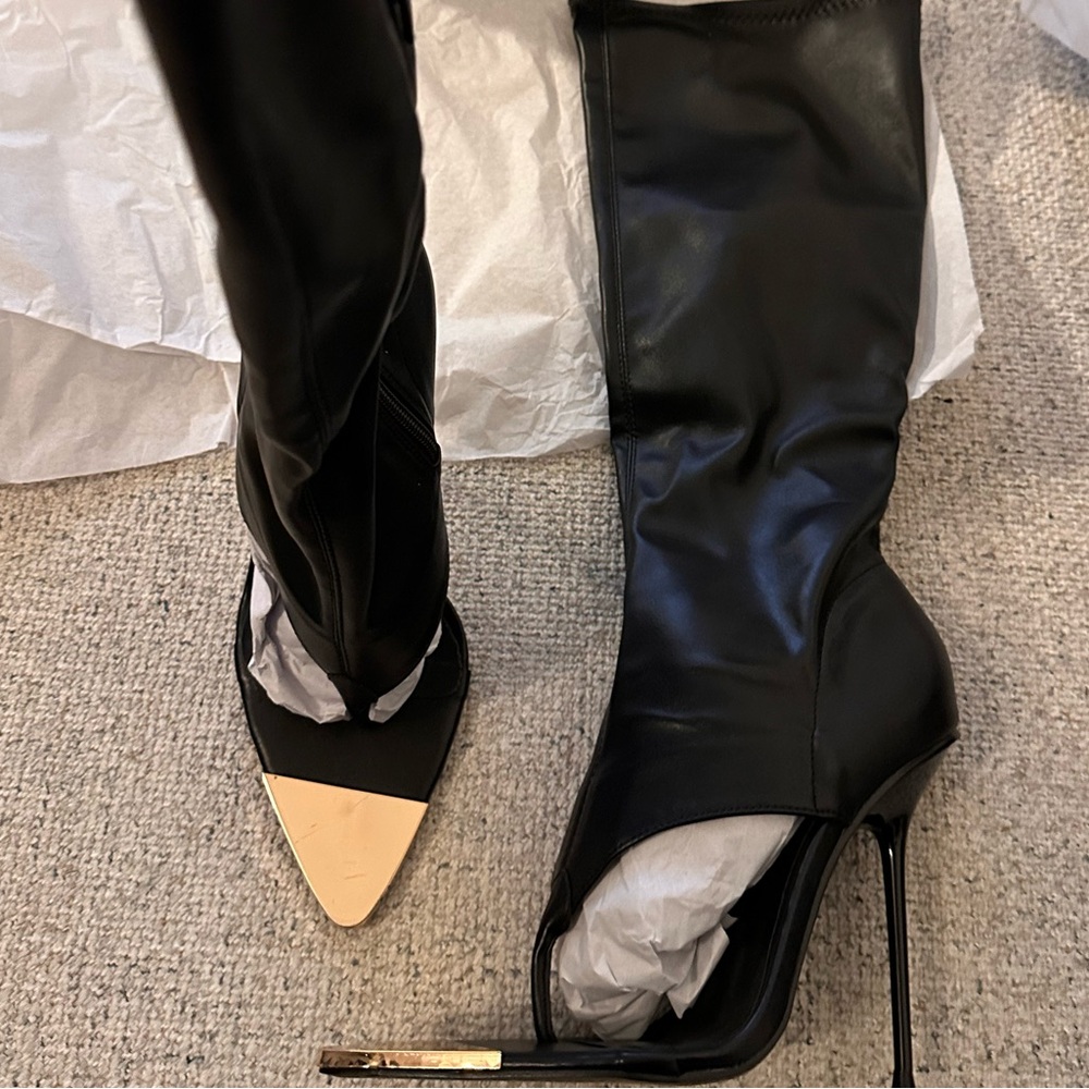 PrettyLittleThing Elegant Black and Gold Heeled Boots